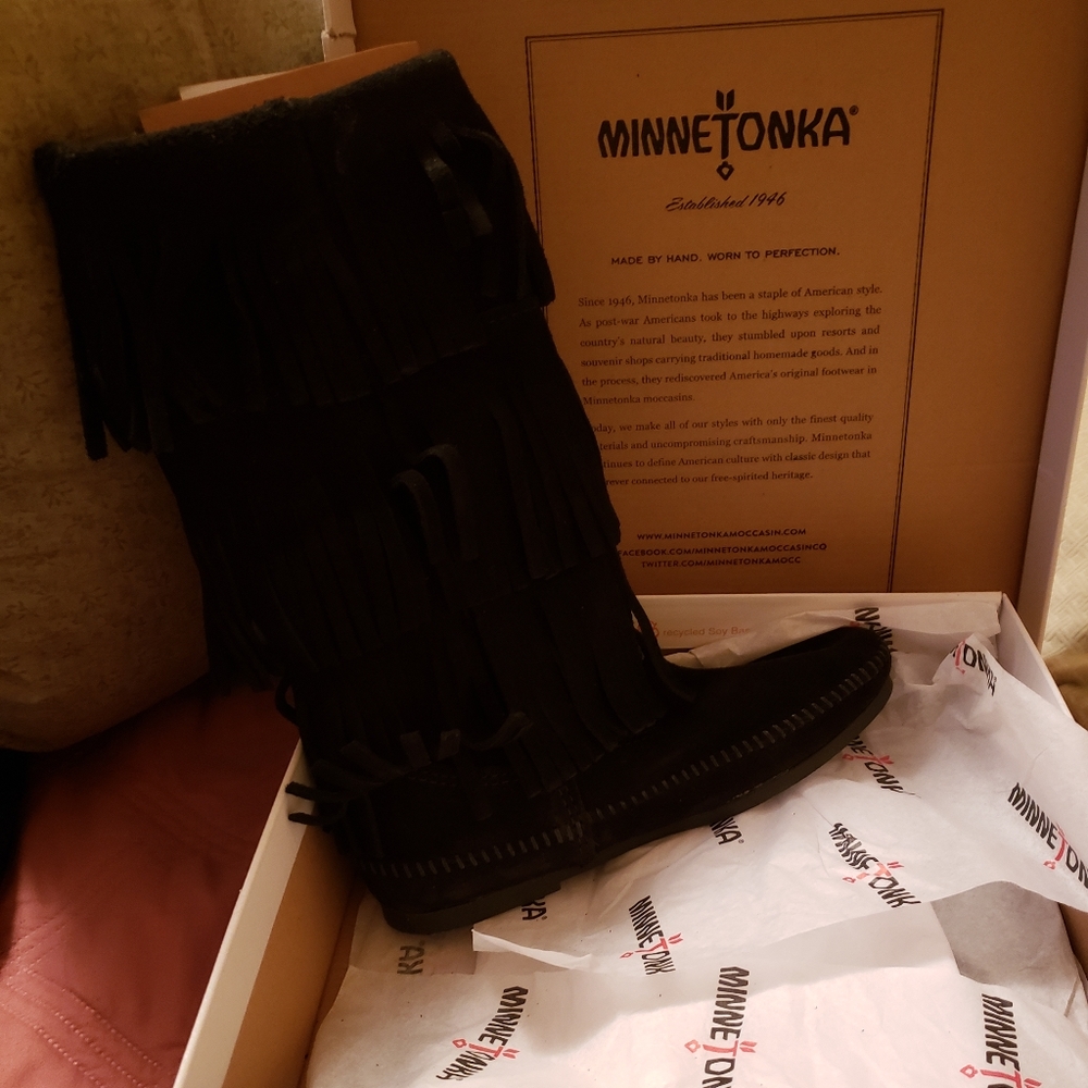 NIB Minnetonka 3-Layer Fringe Boots - Picture 3 of 4